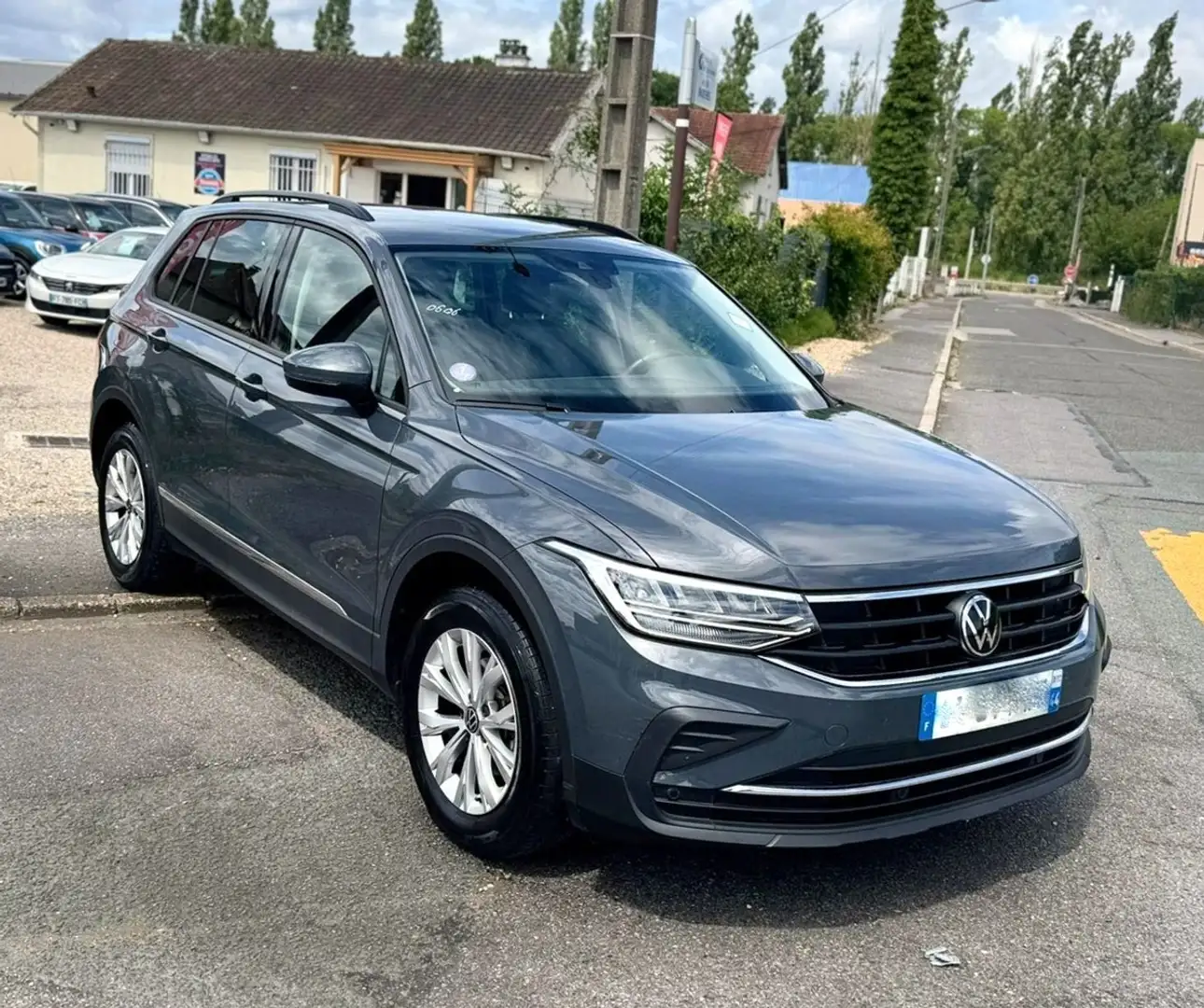 Volkswagen Tiguan 1.5 TSI 150 DSG7 LIFE BUSINESS 05/2023 25000HT Gris - 1