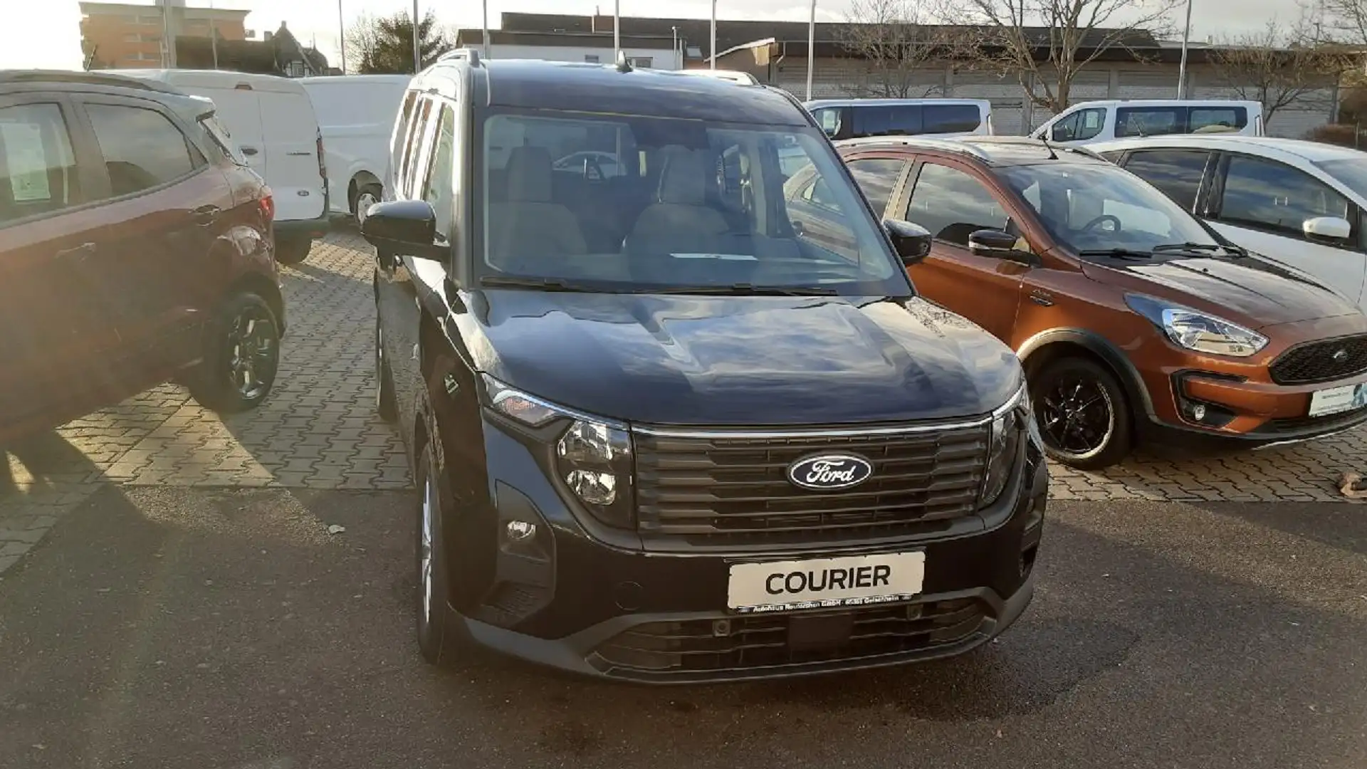 Ford Tourneo Courier Titanium Černá - 2