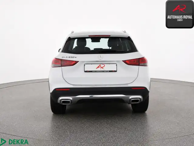 Mercedes-Benz GLA view 4
