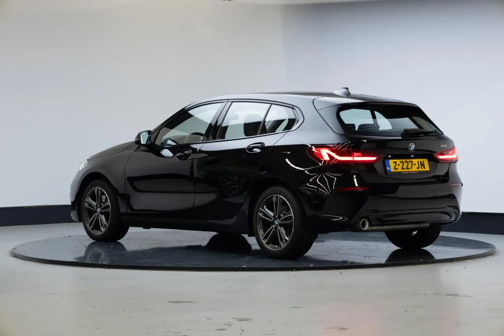 BMW 118 1-serie 118i Executive Zwart - 2