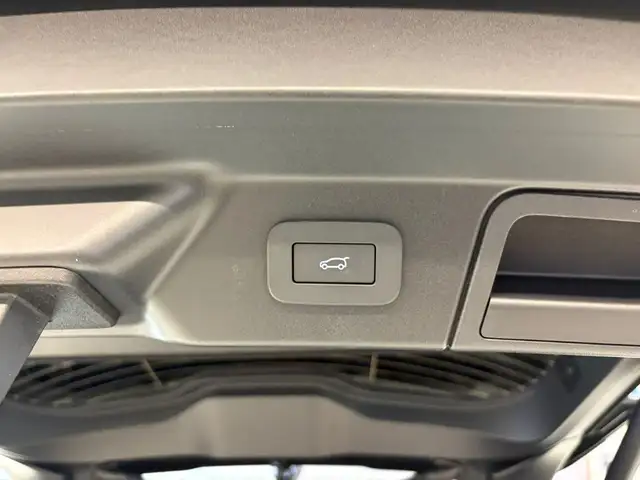 Land Rover Range Rover Velar view 13