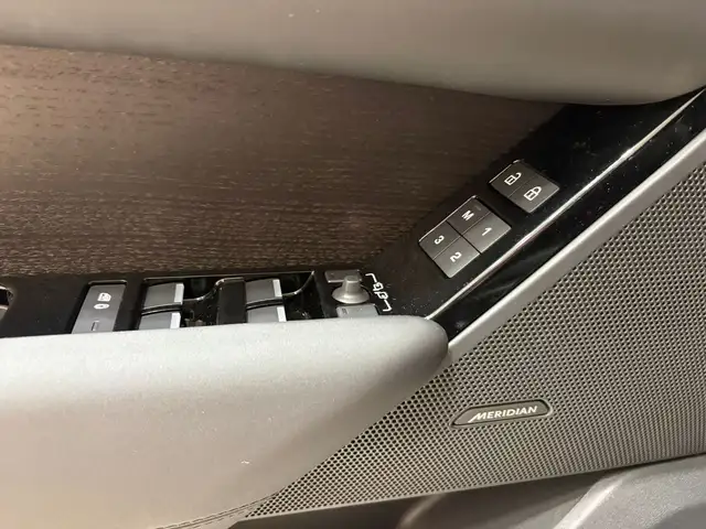 Land Rover Range Rover Velar view 14