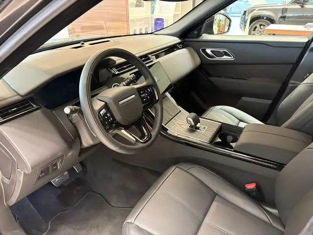 Land Rover Range Rover Velar view 4
