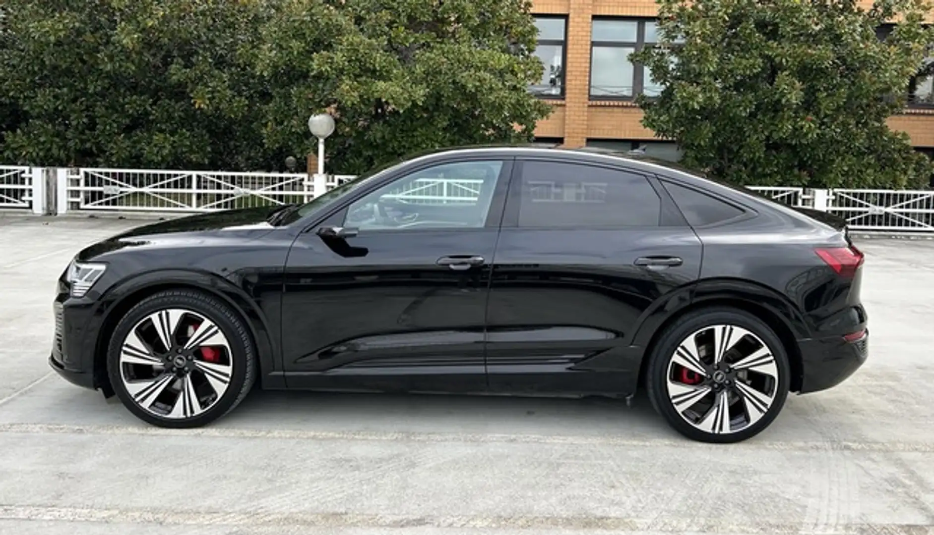 Audi Q8 e-tron Sportback 55 quattro S line NP:121T¤ Schwarz - 2