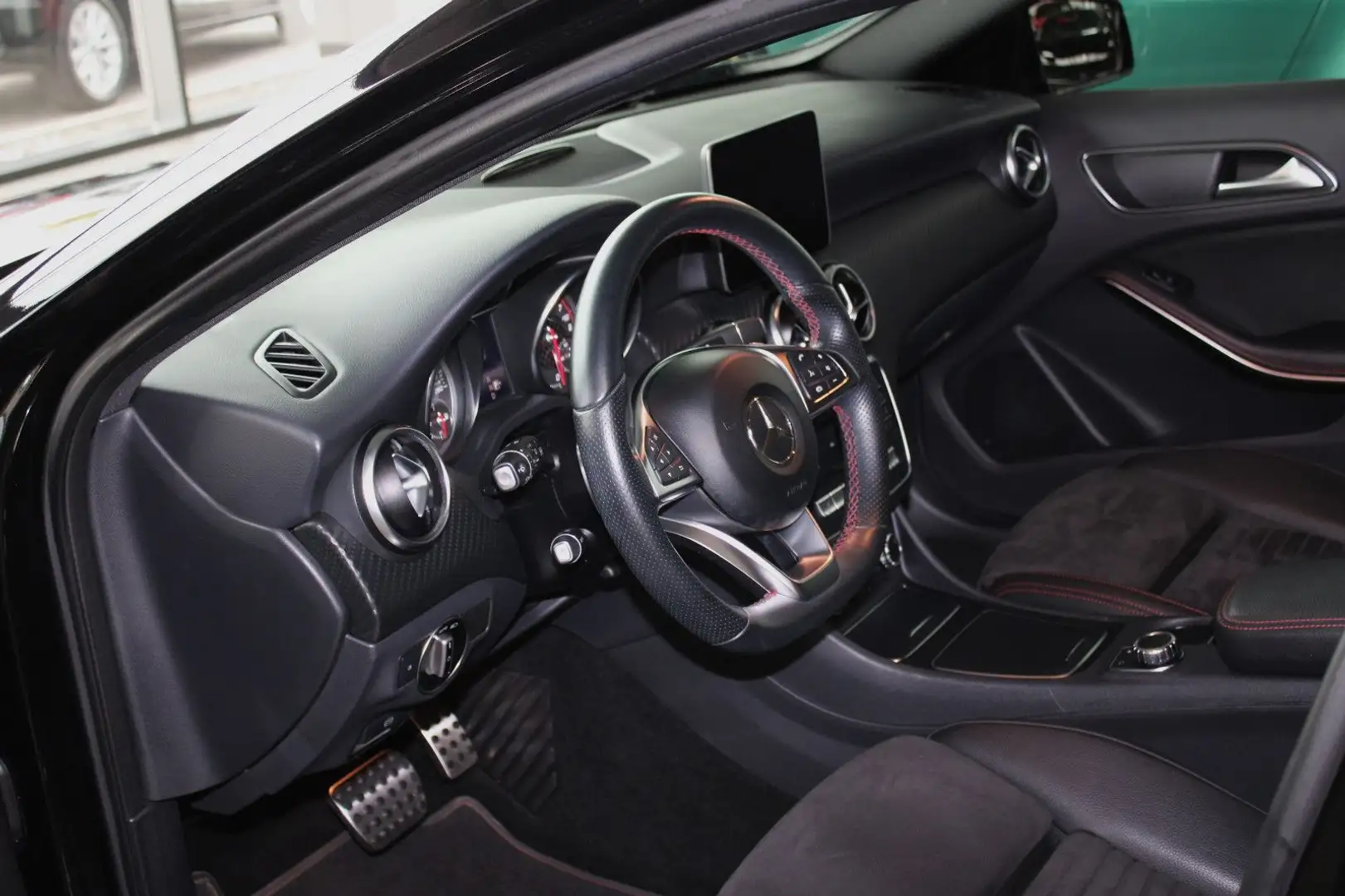 Mercedes-Benz A 180 BE AMG LINE & SPORT/DIAMANT/LED`S/NAVI/18" Schwarz - 2