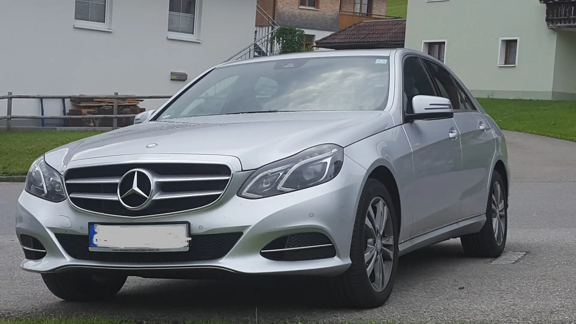 Mercedes-Benz E 220 E-Klasse Diesel CDI DPF BlueEFFICIENCY Automatik A Серебристый - 1