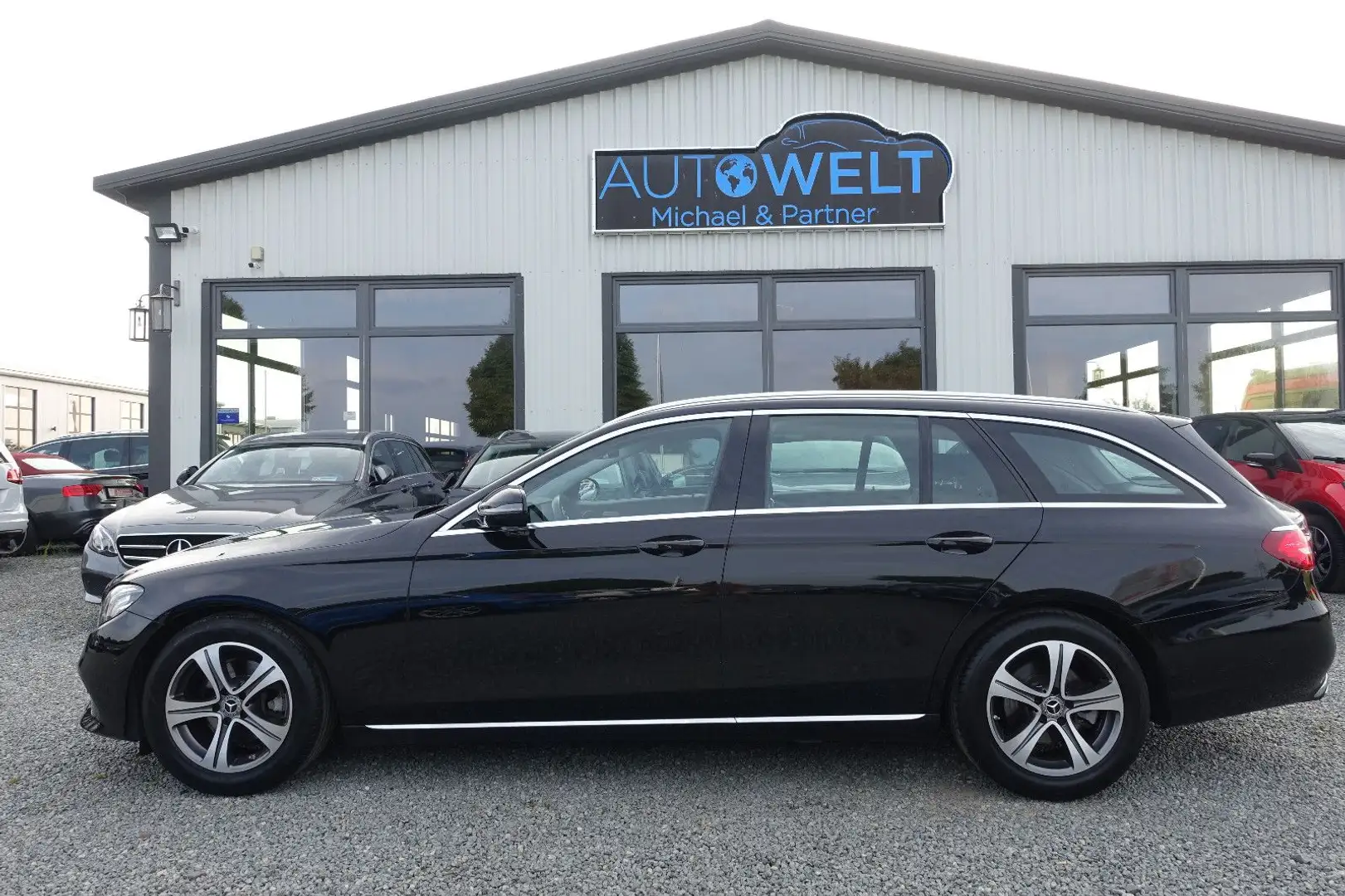 Mercedes-Benz E 200 2.0 184PS Aut.KLIMAAUT KAM APP DAB NAV LED Schwarz - 1