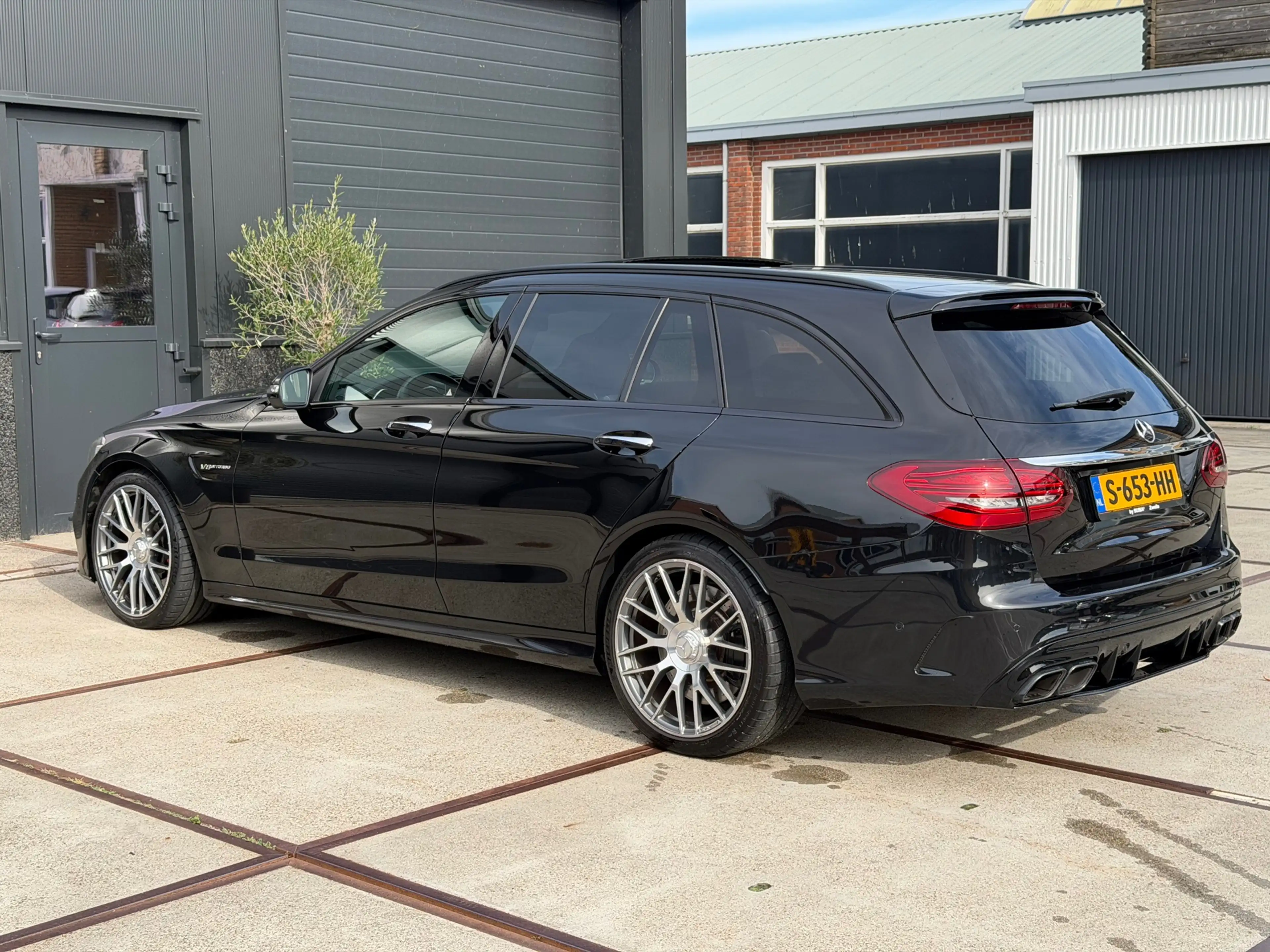 Mercedes-Benz C 63 AMG Estate S Designo Pano Carbon — photo 4