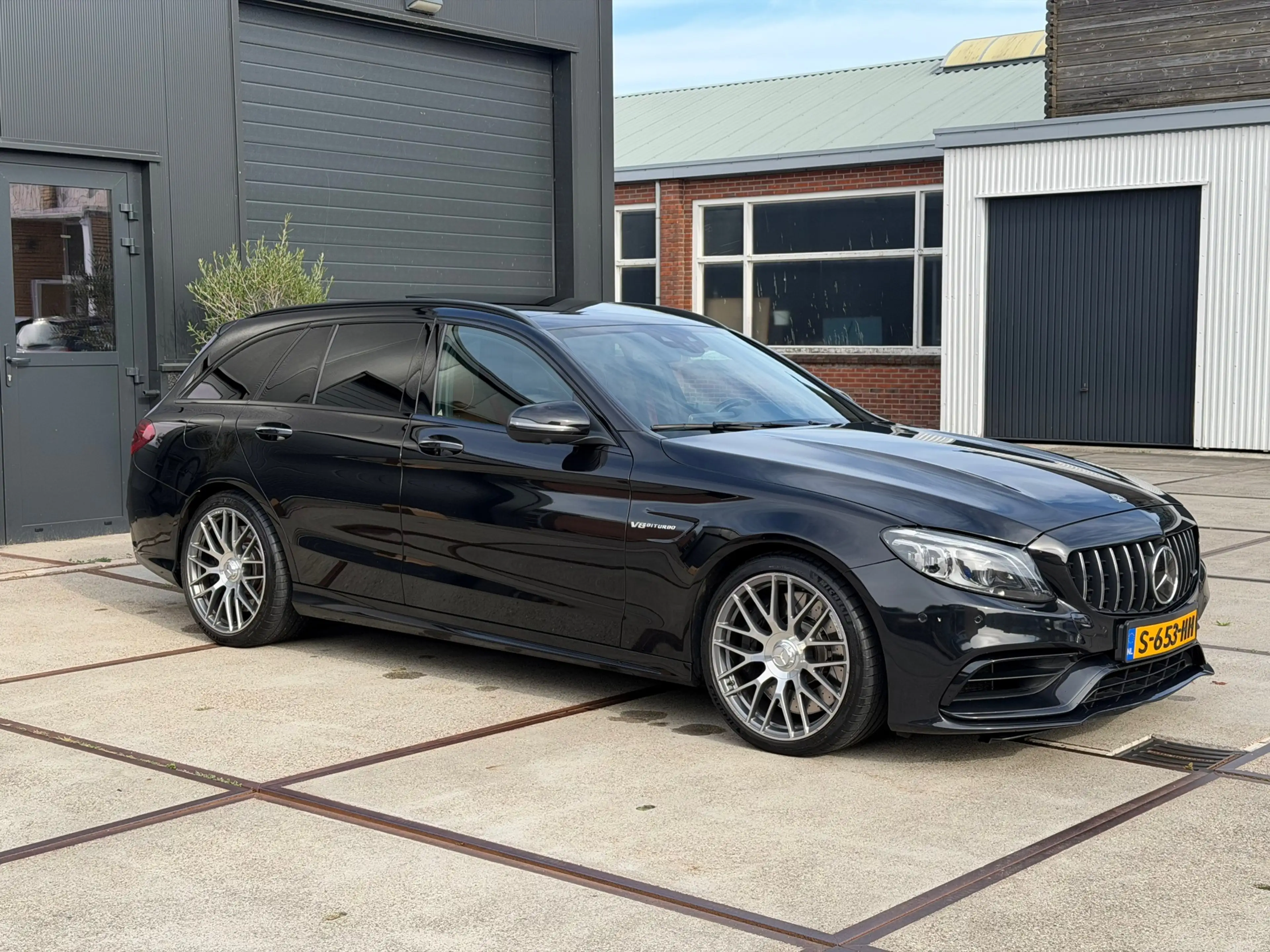 Mercedes-Benz C 63 AMG Estate S Designo Pano Carbon — photo 2