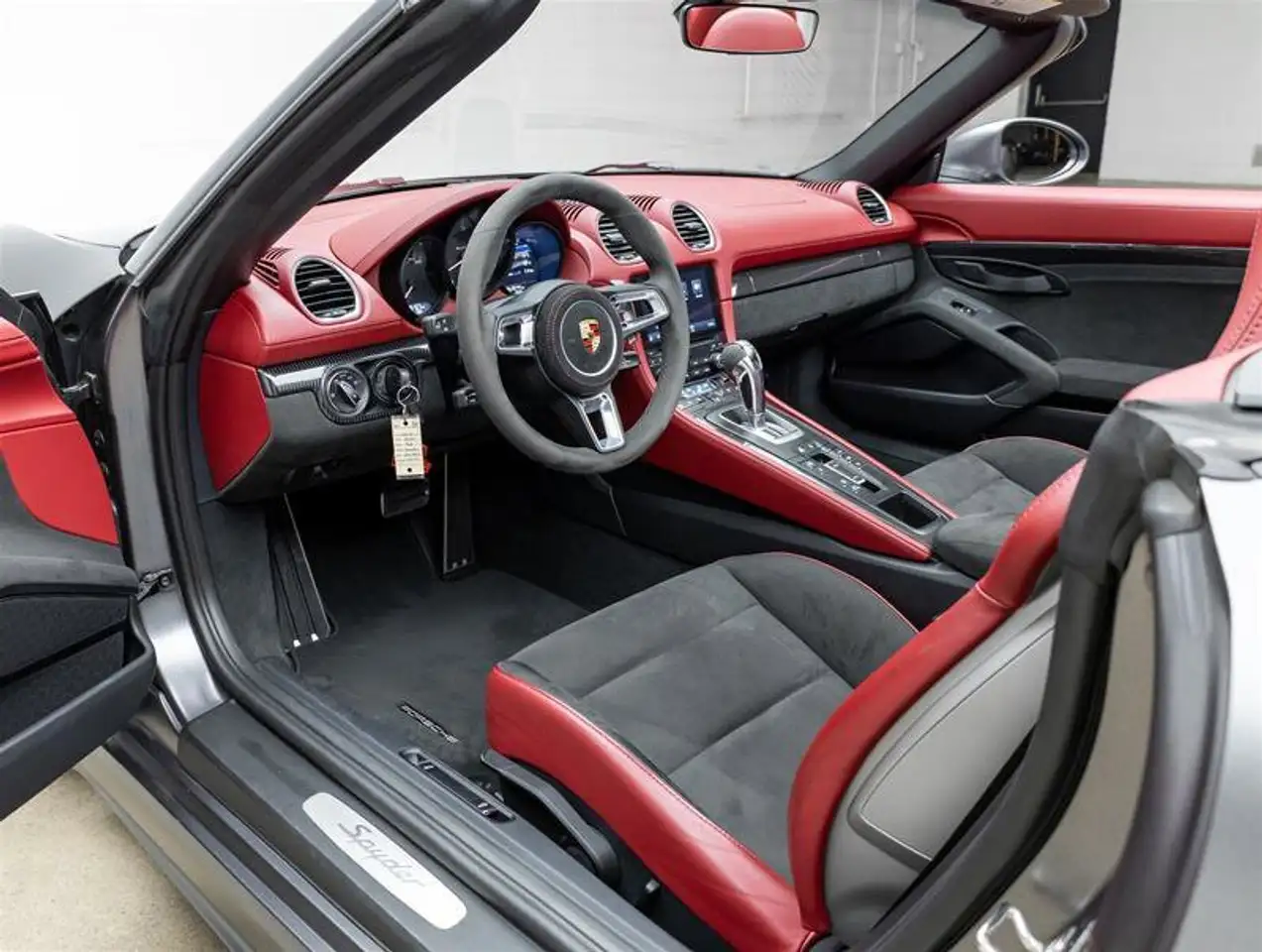 Porsche 718 Spyder снимка Porsche 718 Spyder
