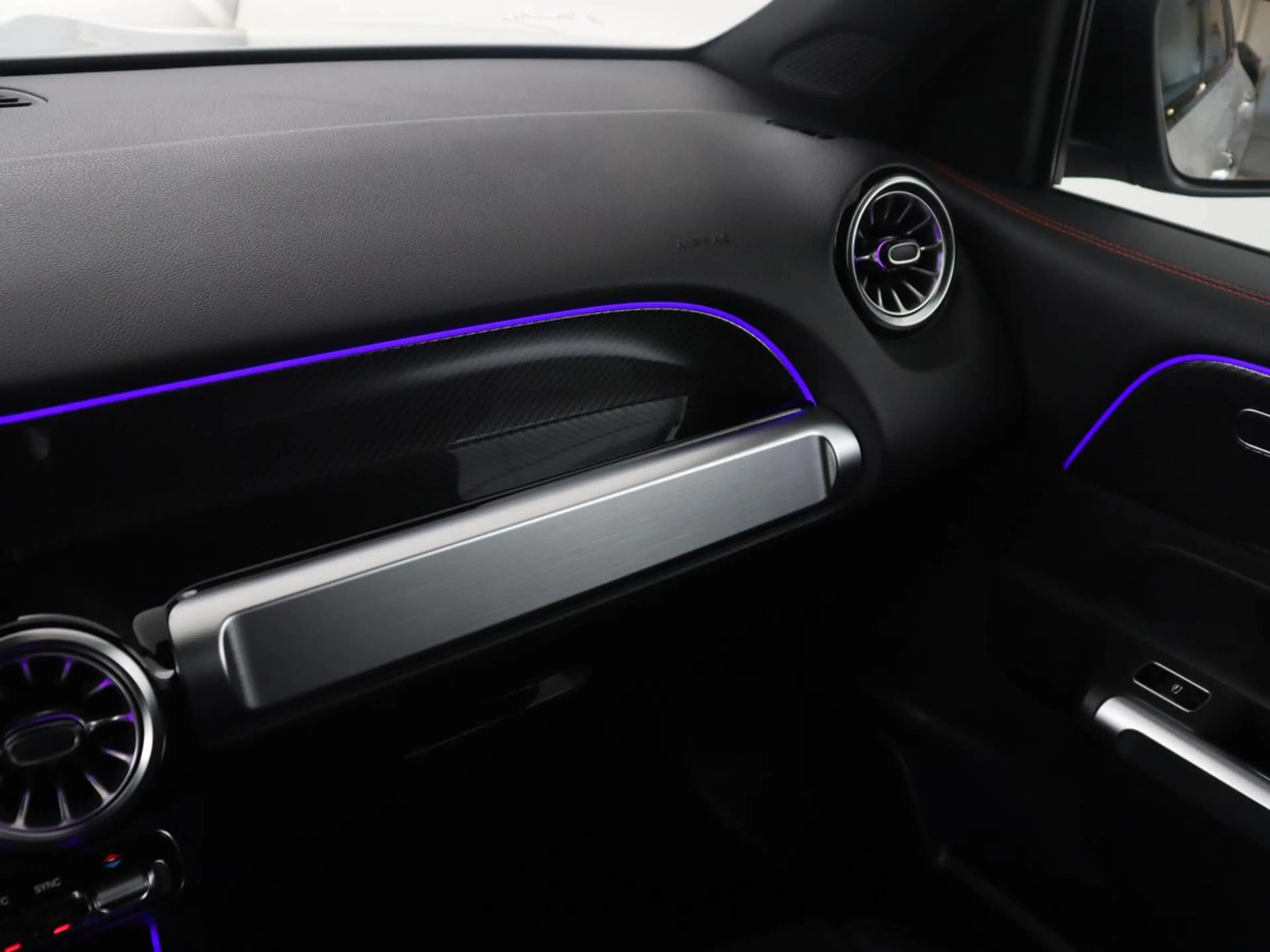 Mercedes-Benz GLB 200 Business Solution AMG | Panoramadak | Memory | Led — photo 32