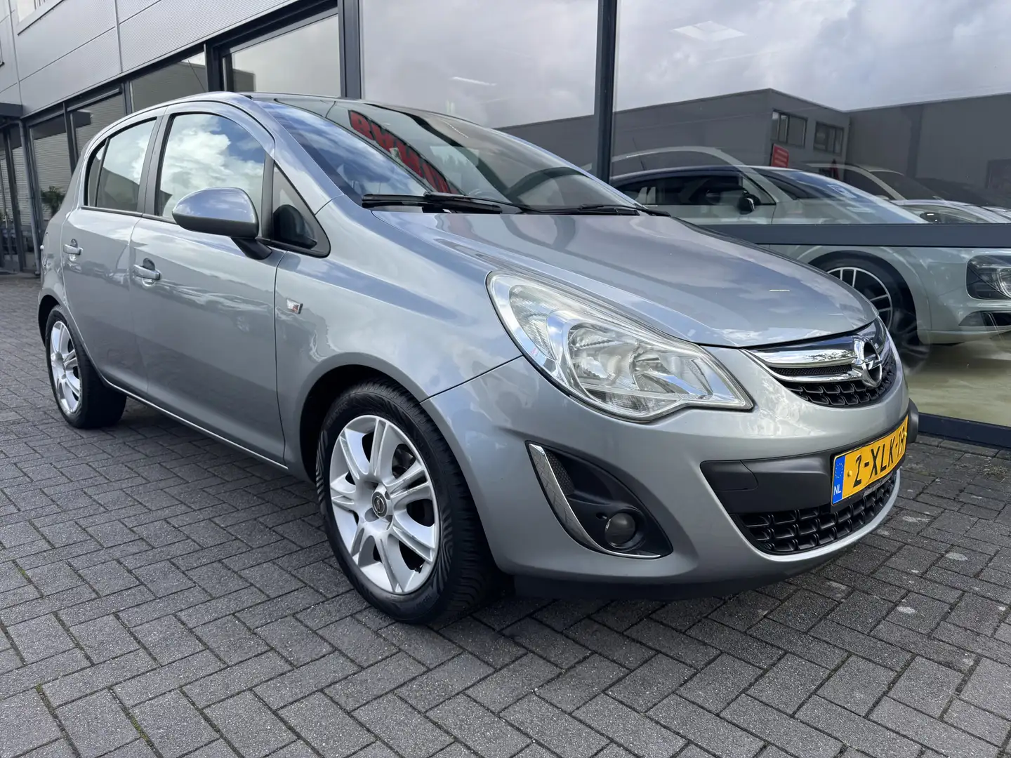 Opel Corsa 1.4-16V Connect Edition Grijs - 2