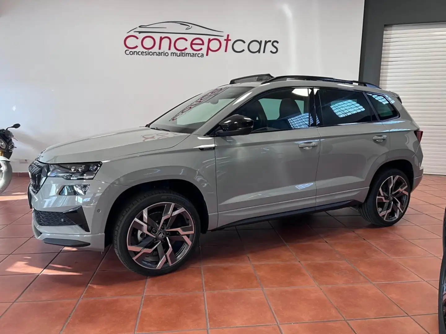 Skoda Karoq 1.5 TSI Sportline ACT DSG 110KW Gris - 2
