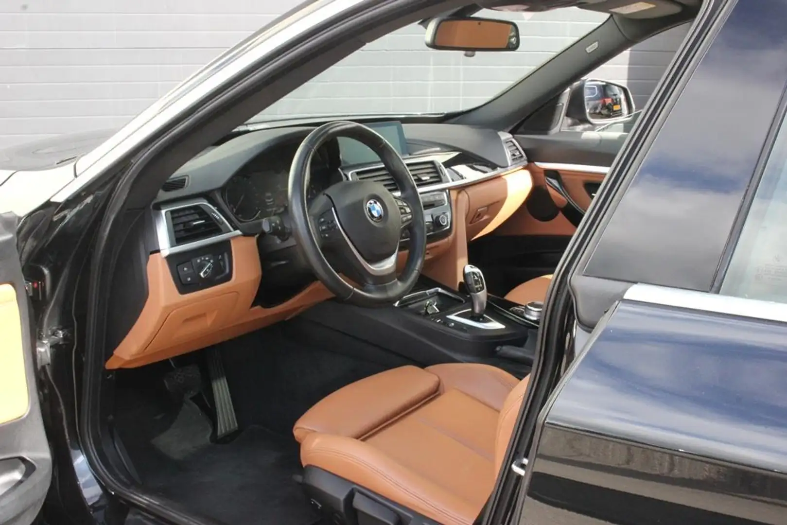 BMW 320 3-serie Gran Turismo 320i High Executive Luxury | Zwart - 2
