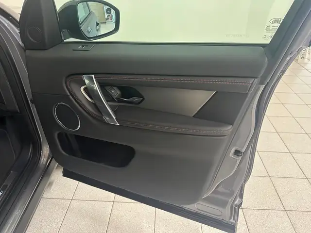 Land Rover Discovery Sport view 14
