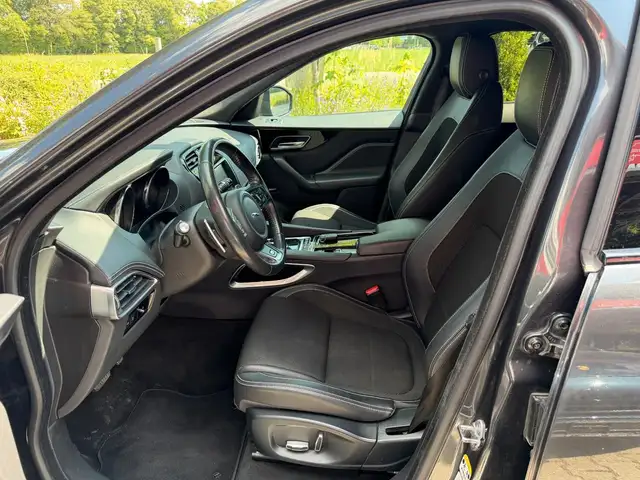 Jaguar F-Pace view 12