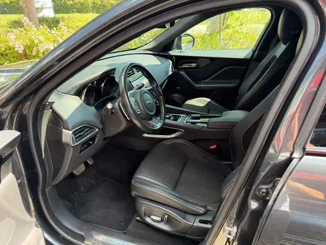 Jaguar F-Pace view 11