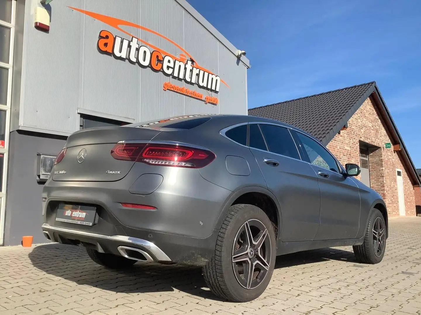 Mercedes-Benz GLC 300 e Cpe 2x AMG*eSD*ACC+*AHK*360°*HUD*KeylGo Grau - 2