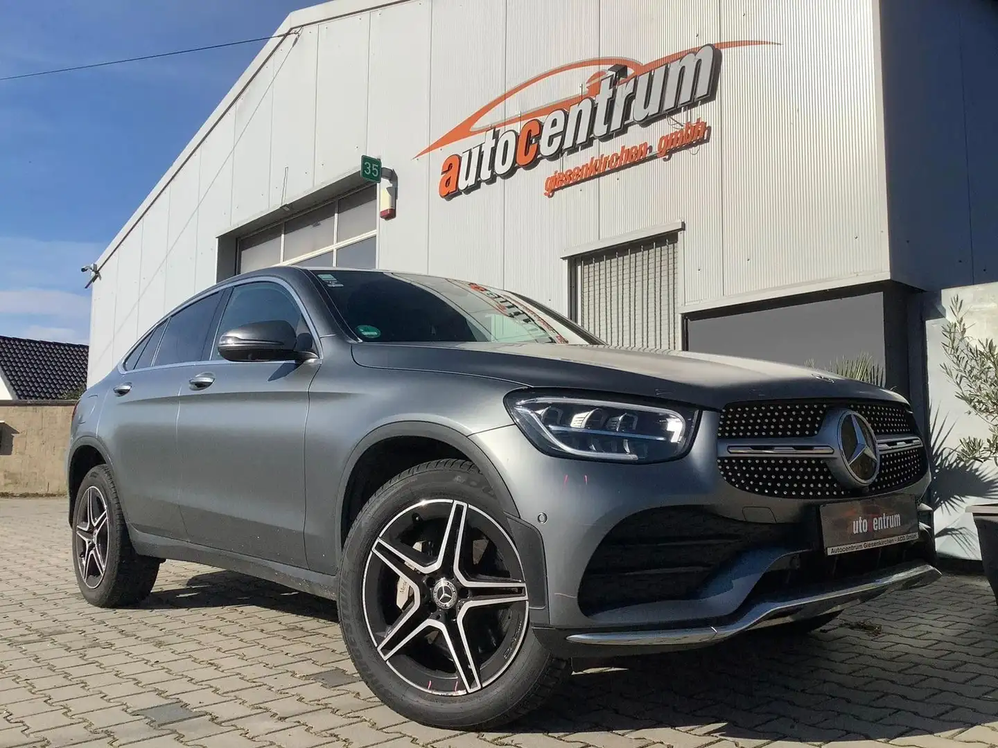 Mercedes-Benz GLC 300 e Cpe 2x AMG*eSD*ACC+*AHK*360°*HUD*KeylGo Grau - 1
