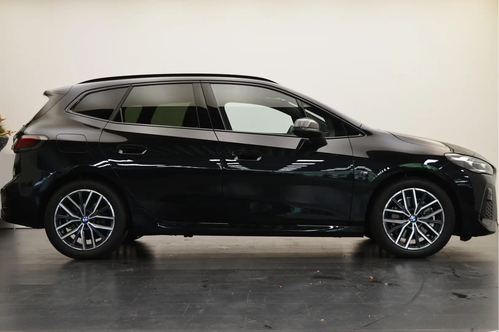 BMW 223 2 Serie Active Tourer 223i High Executive M Sport Zwart - 2