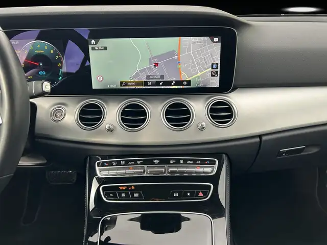 Mercedes-Benz 300 view 11