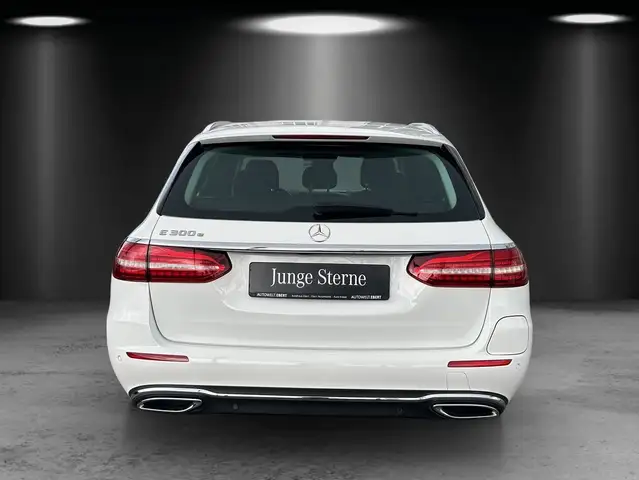 Mercedes-Benz 300 view 4