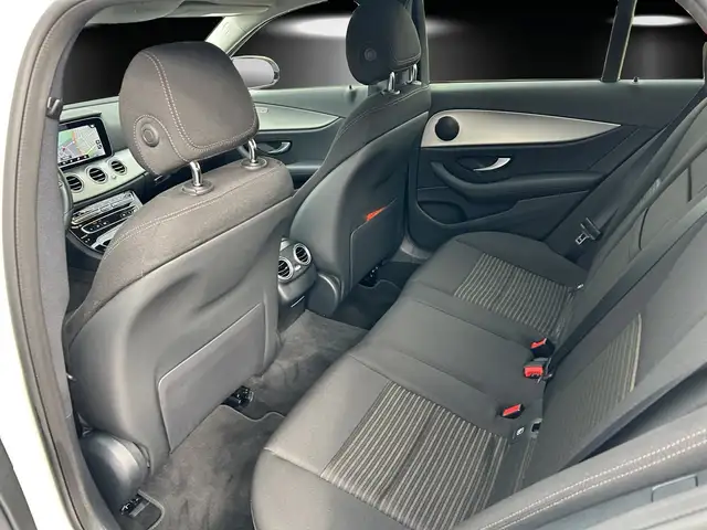 Mercedes-Benz 300 view 8