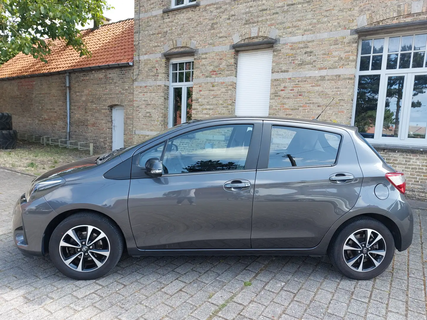 Toyota Yaris Yaris 1,5-Dual-VVT-iE Selection Grijs - 1