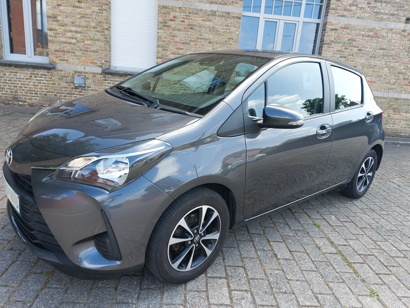 Toyota Yaris Yaris 1,5-Dual-VVT-iE Selection Grijs - 2