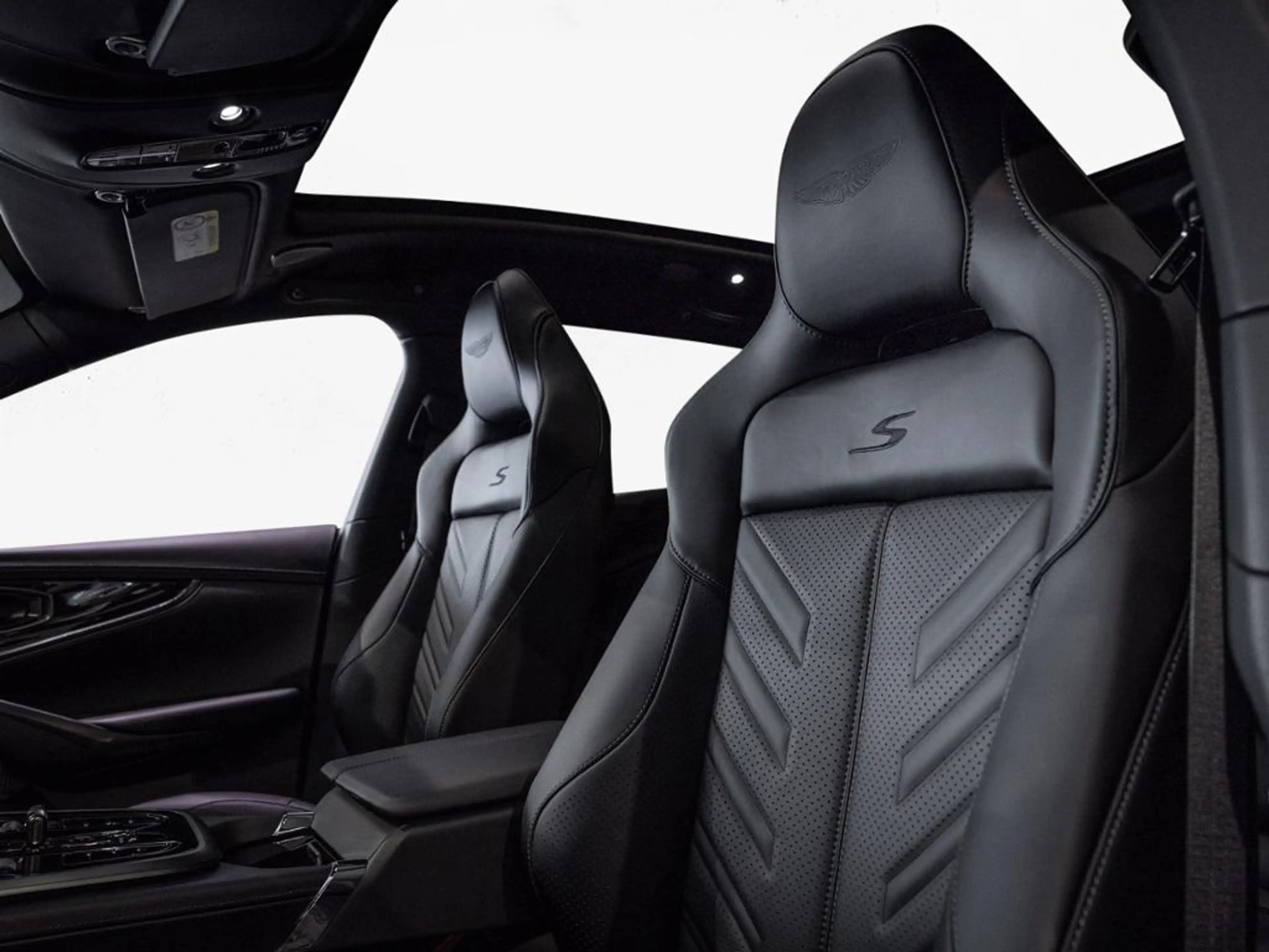Aston Martin DBX "S" Aston Martin Hamburg — photo 13