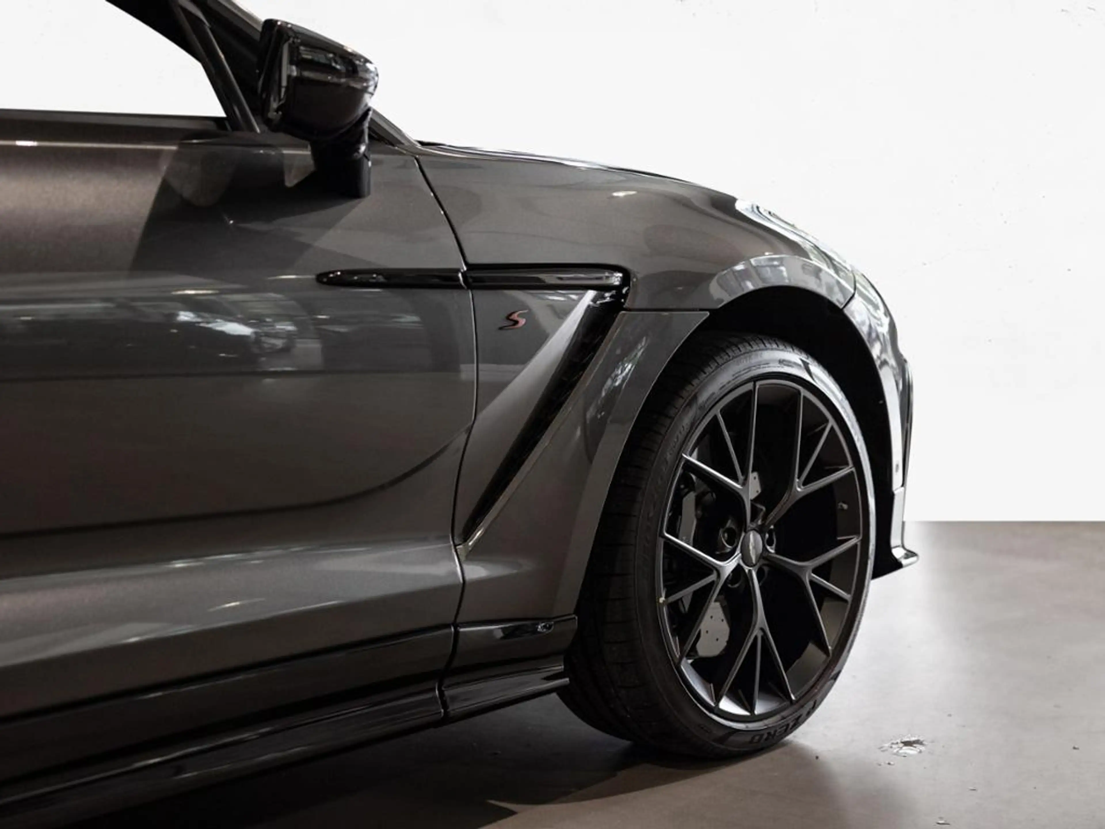 Aston Martin DBX "S" Aston Martin Hamburg — photo 10