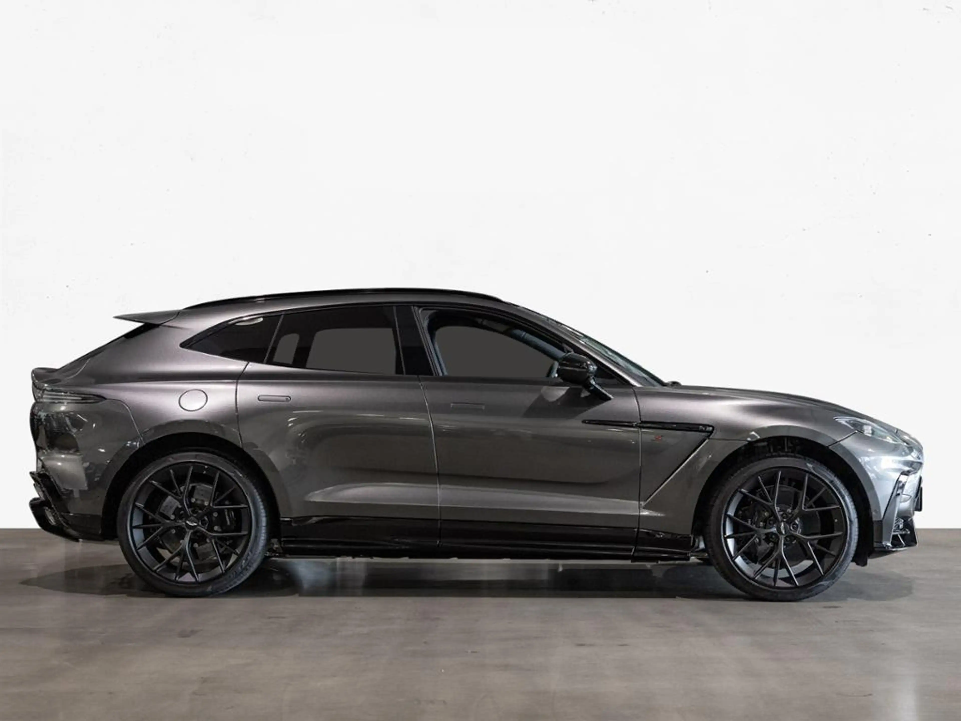Aston Martin DBX "S" Aston Martin Hamburg — photo 15