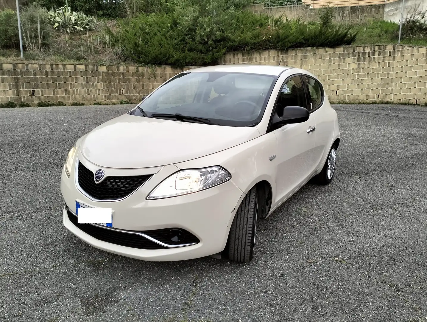 Lancia Ypsilon Ypsilon III 2016 1.2  69cv Euro 6 City KM 110000 Weiß - 1