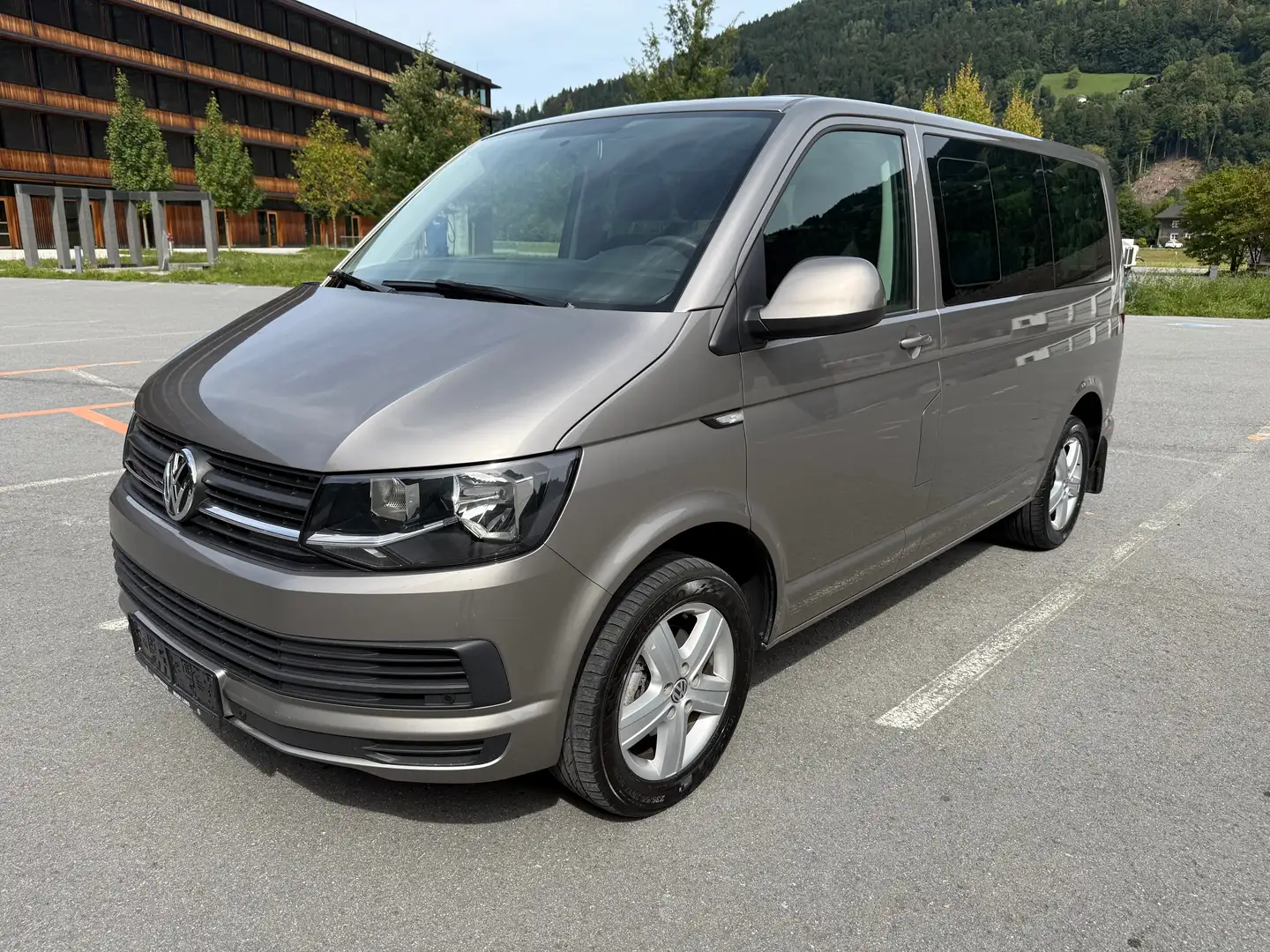 Volkswagen T6 Transporter 2.0 TDI Beige - 1