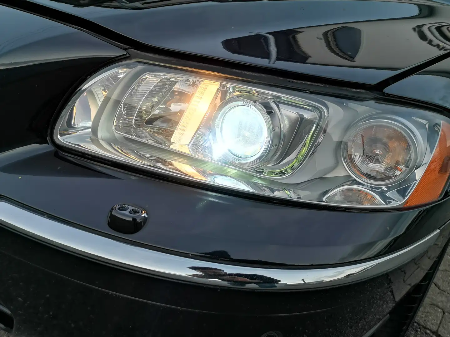 Volvo V70 2.4 D5 AWD Summum Automatik Vollleder AHK ALU-Felg Schwarz - 2