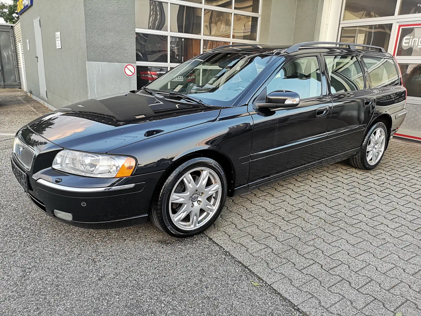 Volvo V70 2.4 D5 AWD Summum Automatik Vollleder AHK ALU-Felg Schwarz - 1
