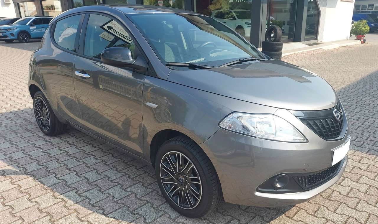 Lancia Ypsilon 1.0 firefly hybrid Silver