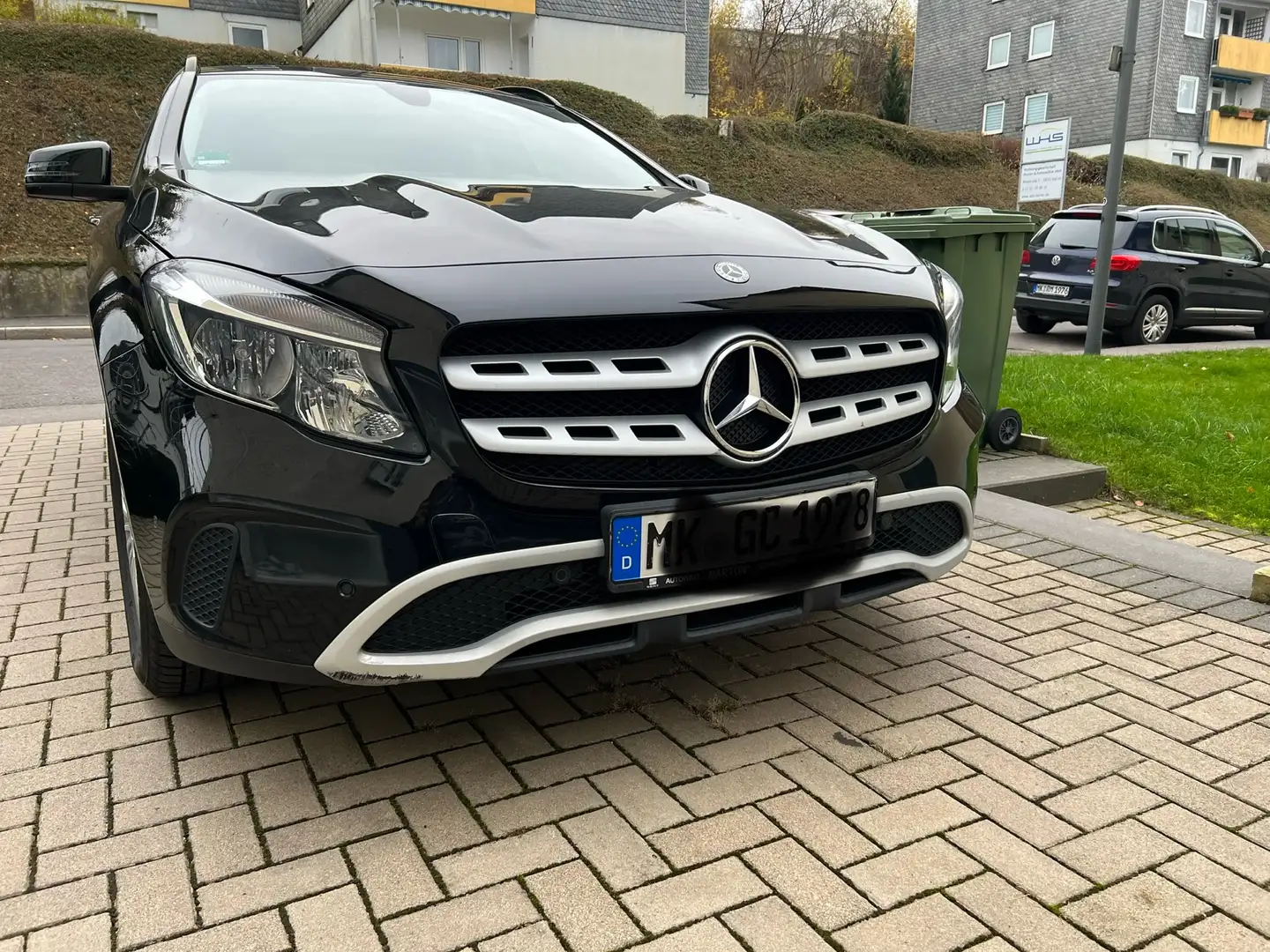 Mercedes-Benz GLA 180 GLA 180 Kamera Aktiver Parkassistent Klima Navi Schwarz - 1