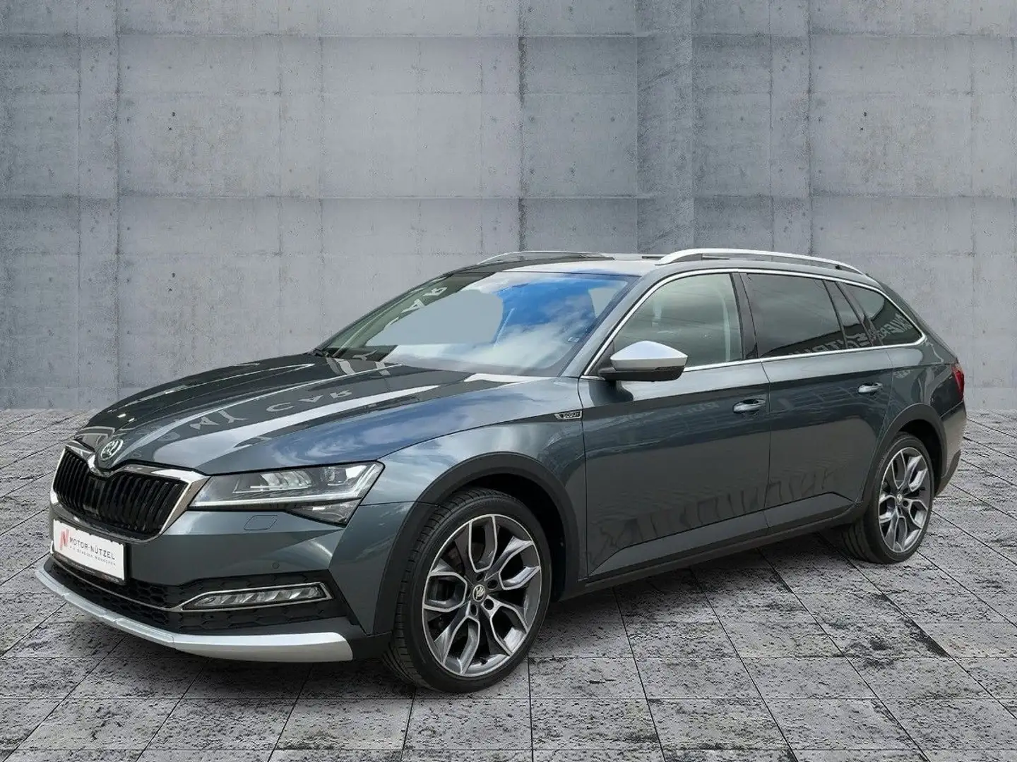 Skoda Superb Combi SCOUT TDI 4x4 MATRIX+NAVI+AHK+PANO Grijs - 2
