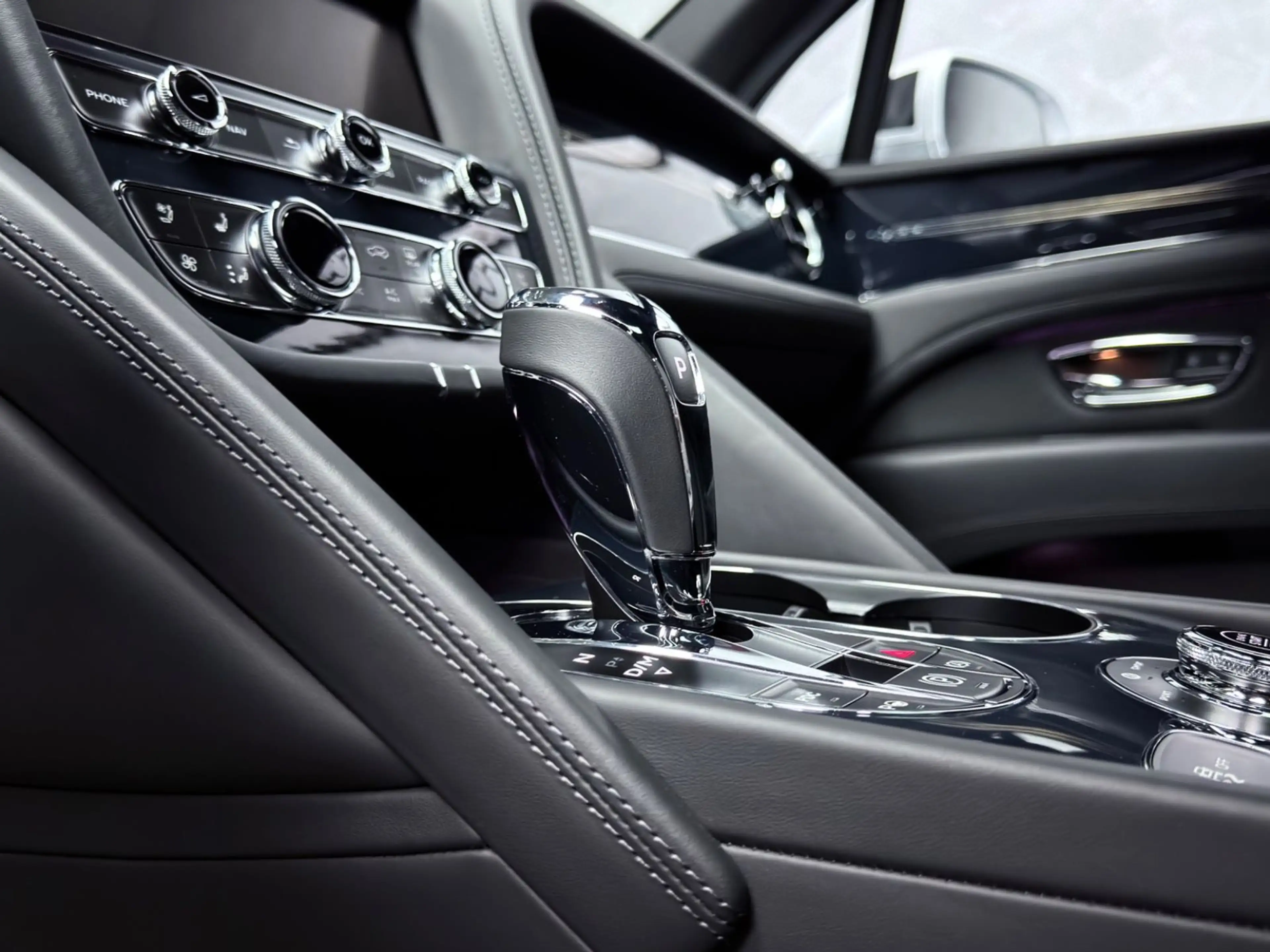 Bentley Bentayga V8 EWB BLACKLINE PANO NAIM 22" FULL PPF — photo 13