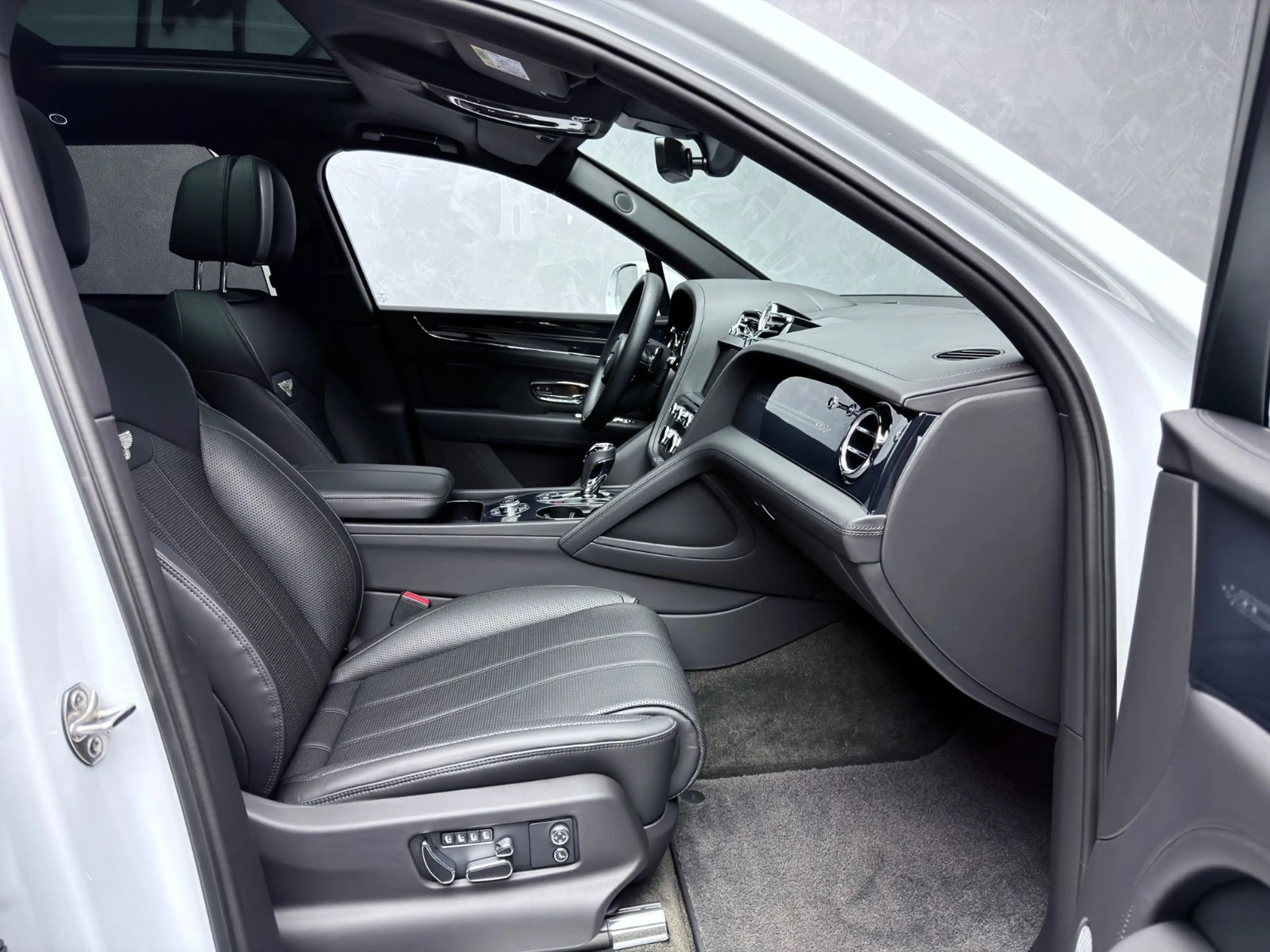 Bentley Bentayga V8 EWB BLACKLINE PANO NAIM 22" FULL PPF — photo 9