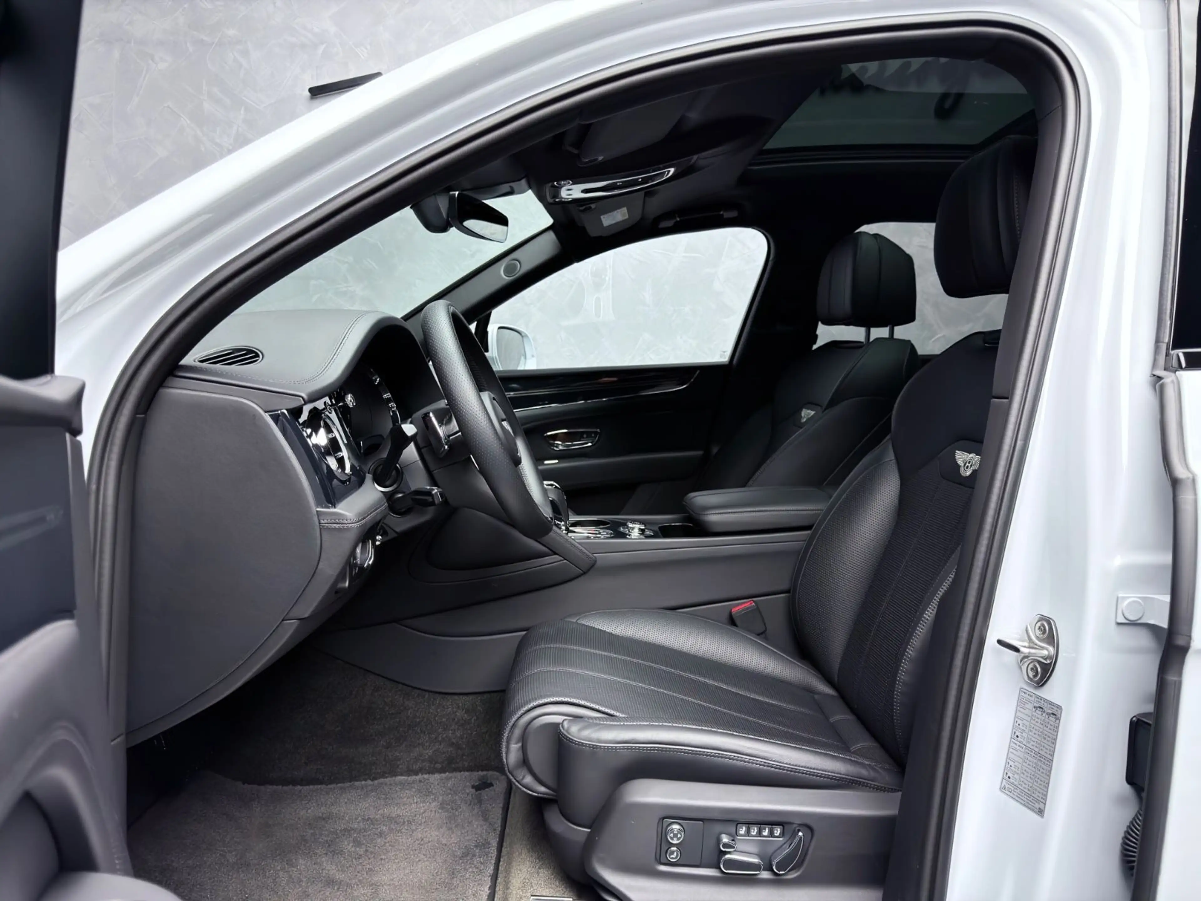 Bentley Bentayga V8 EWB BLACKLINE PANO NAIM 22" FULL PPF — photo 3