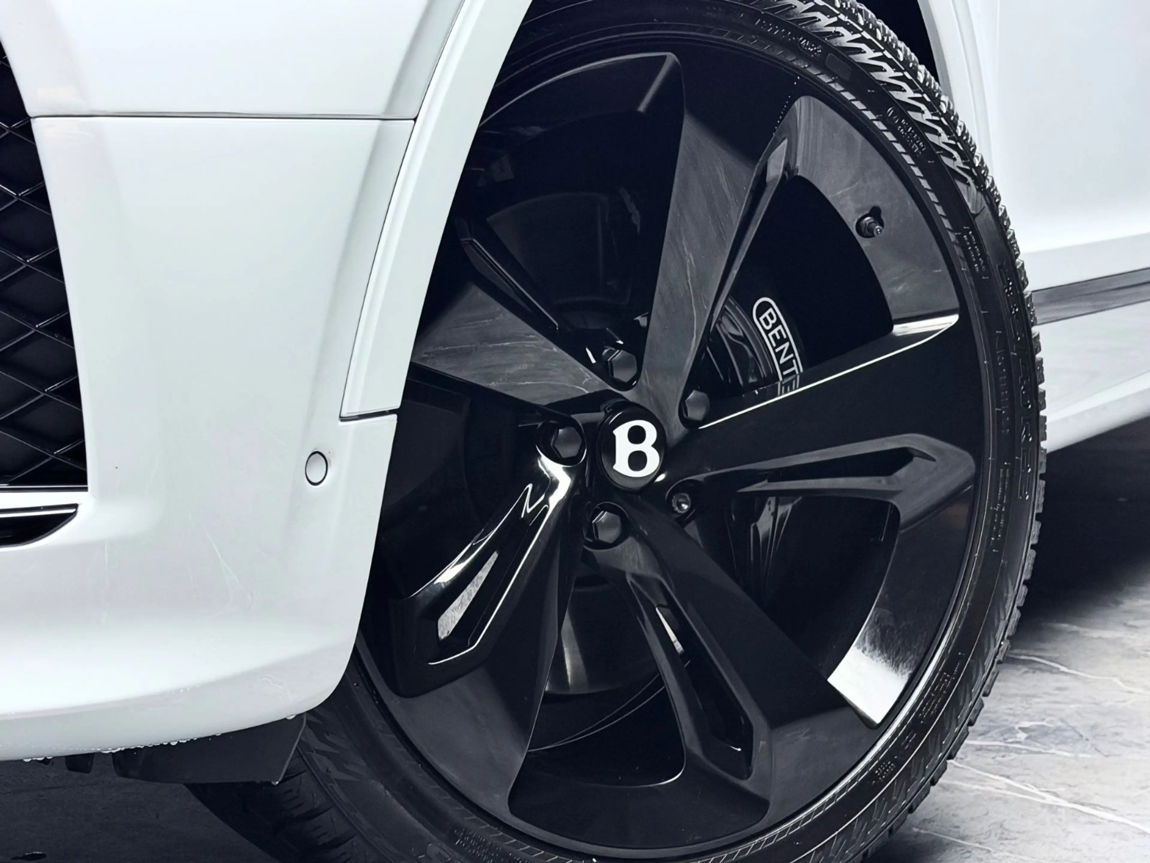Bentley Bentayga V8 EWB BLACKLINE PANO NAIM 22" FULL PPF — photo 6