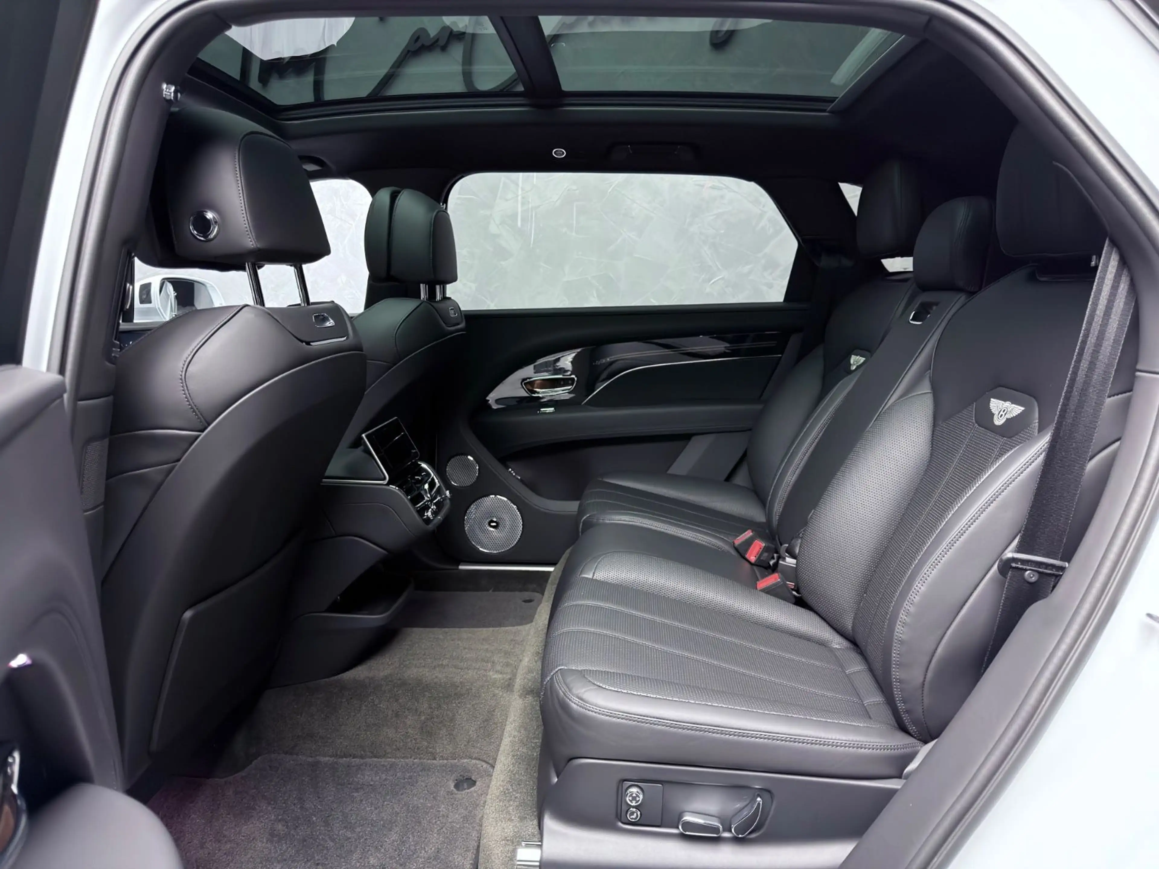 Bentley Bentayga V8 EWB BLACKLINE PANO NAIM 22" FULL PPF — photo 4