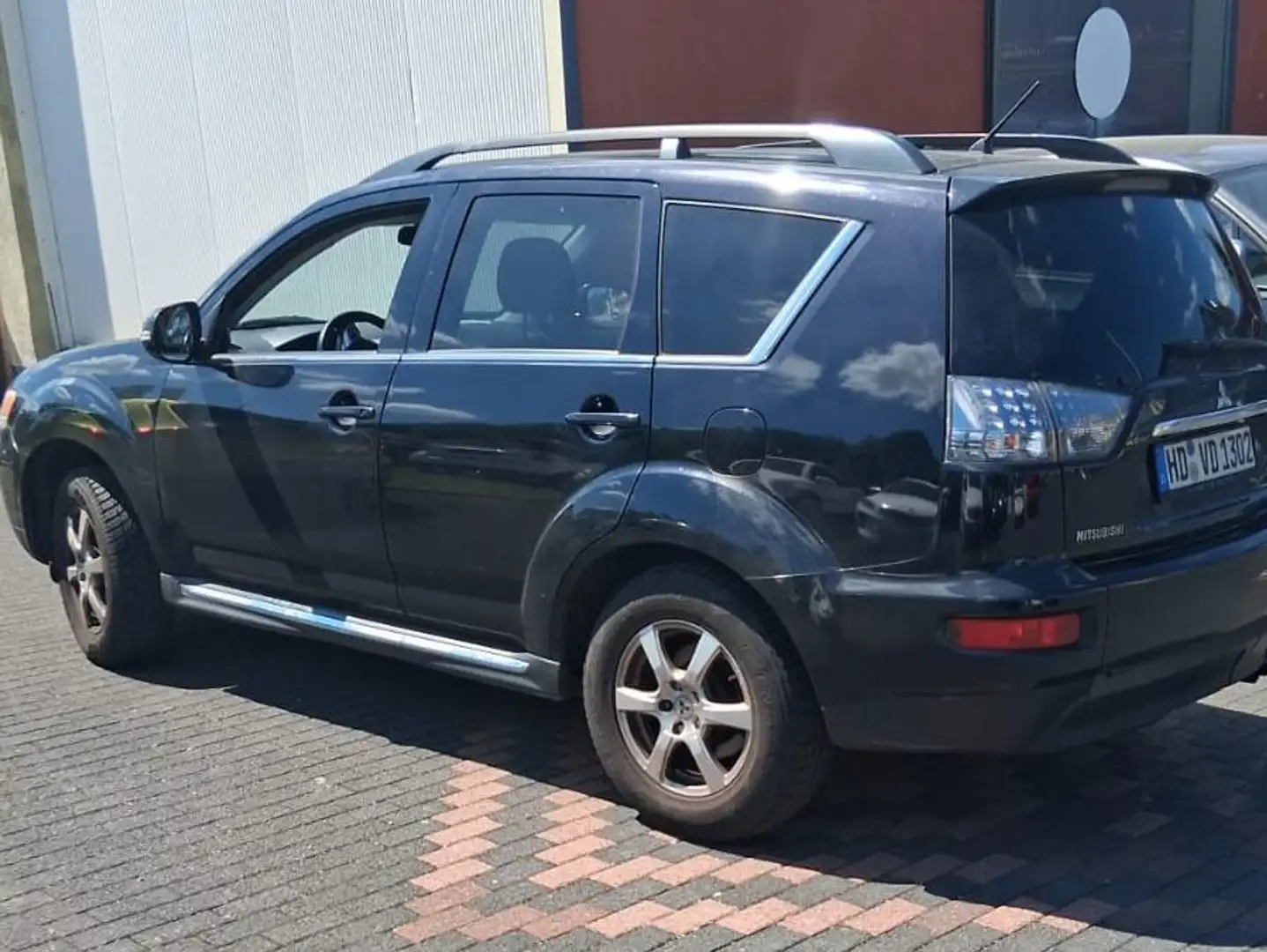 Mitsubishi Outlander Instyle 4WD 7 Sitzer / Automatik / Kamera Schwarz - 2