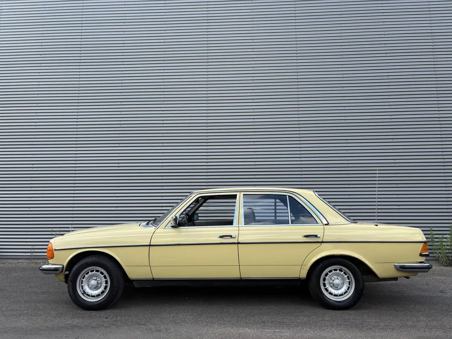 Mercedes-Benz 280 280E * AUTOMAAT * KROONKURKEN * UNIEKE AUTO! Geel - 2
