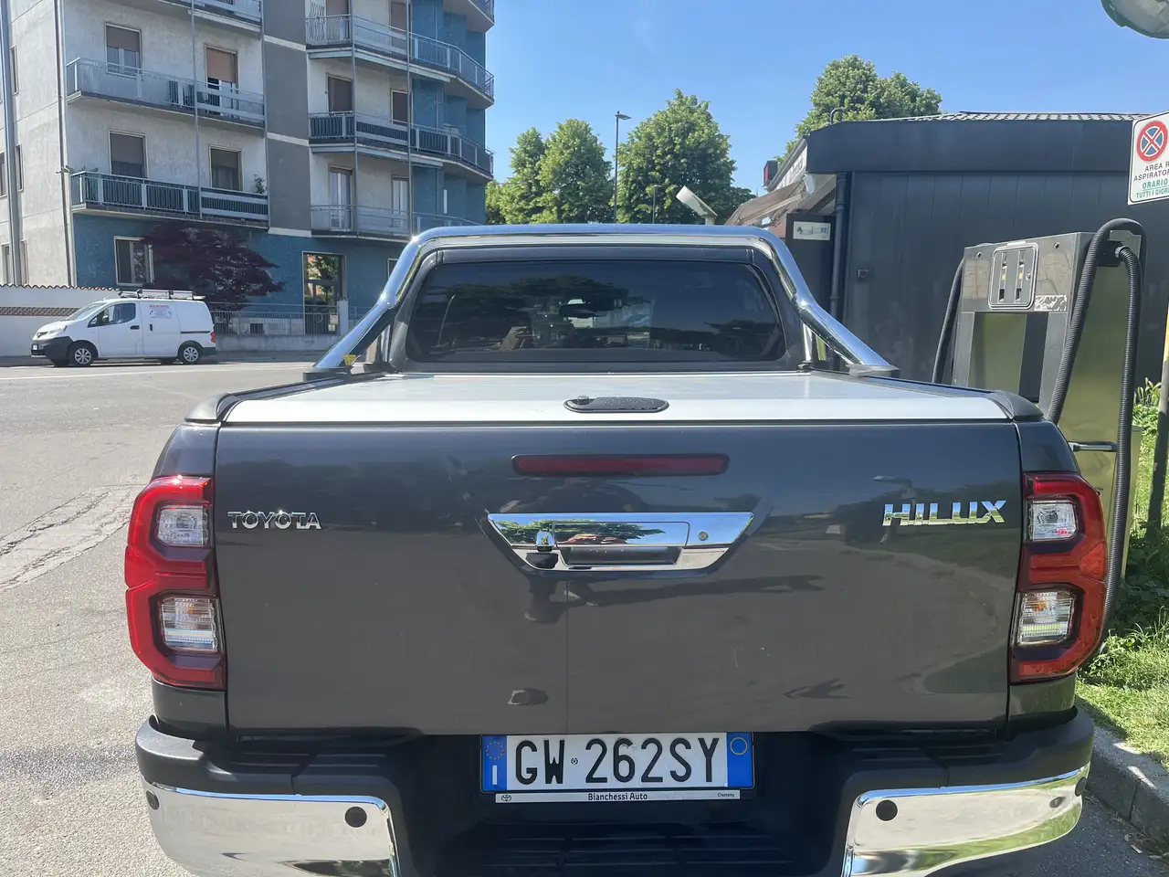 Toyota Hilux 2.4 d-4d double cab Comfort auto — photo 1 of 13