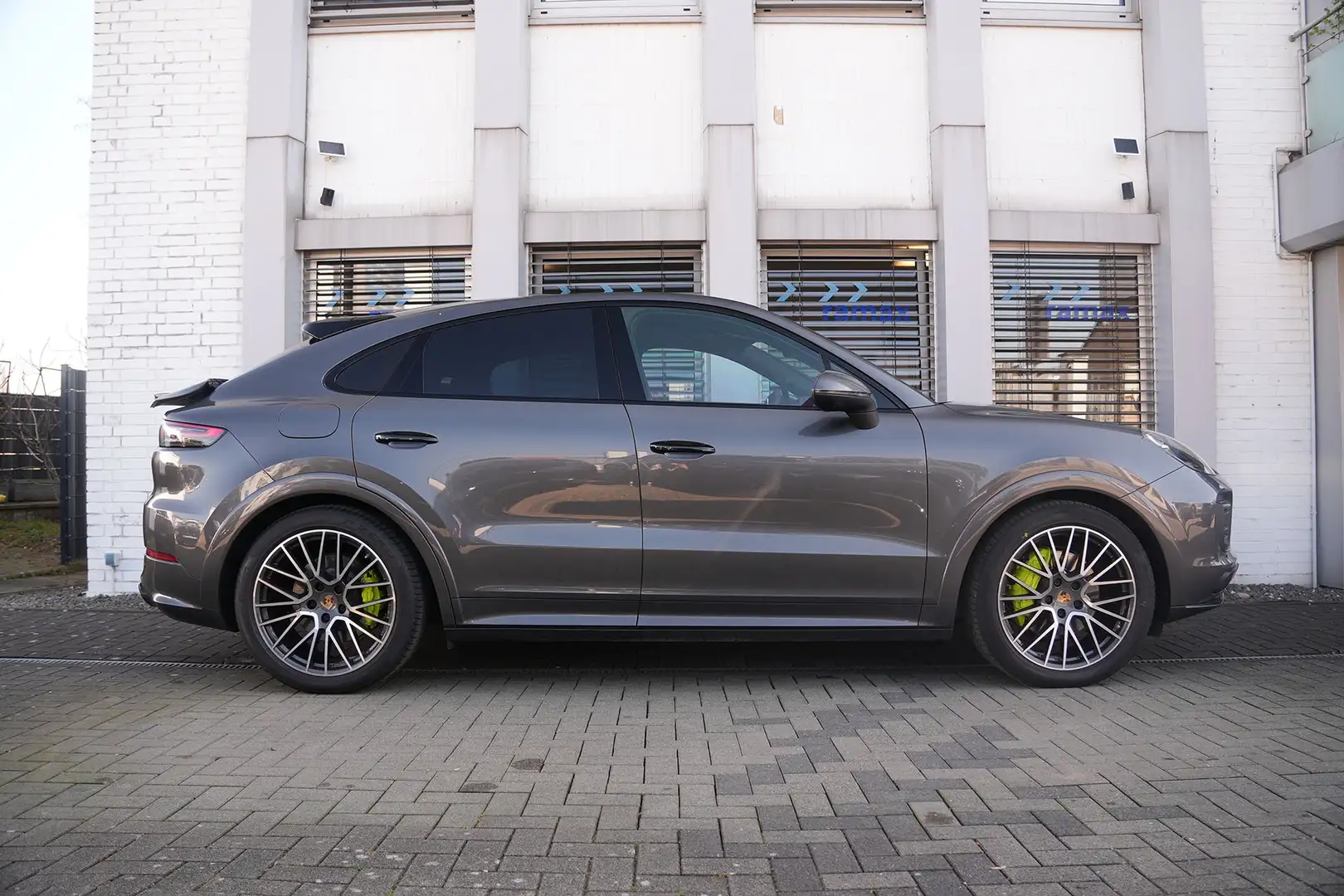 Porsche Cayenne E-Hybrid Coupé SPORTDESIGN-ACC-AHK-BOSE-21RS Grijs - 1