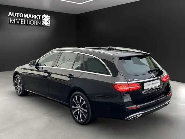 Mercedes-Benz E-Class view 3