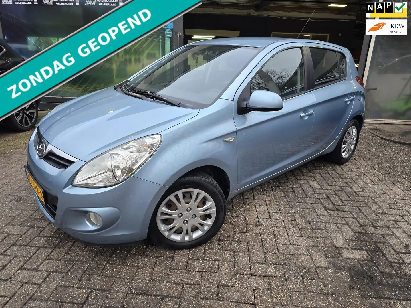 Hyundai i20 1.2i DynamicVersion | NIEUWE APK | AIRCO | 12MND G Blauw - 1